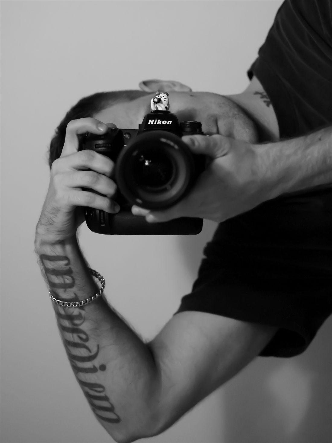Никита Наумов, фотограф студии «Миг», с камерой Nikon